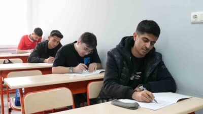 Elazığ Belediyesi, Gelecek Sensin projesi kapsamında YKS'ye hazırlanan öğrencilere yönelik