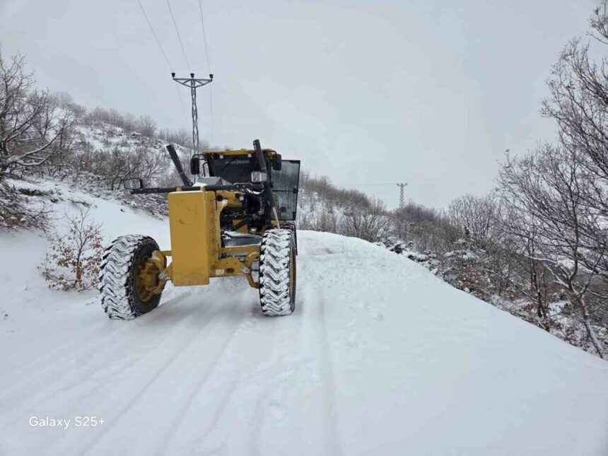 Elazığ’da kar yağışı nedeniyle 423 köy yolunun ulaşıma kapandığı, 96’sının ulaşıma açıldığı belirtildi.