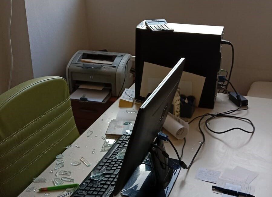 Elazığ’da Aile Sağlığı Merkezine Taşlı Saldırı ve Doktora Tehdit Notu Bırakıldı Elazığ'da Yenimahalle 1 Nolu Aile Sağlığı Merkezi'ne kimliği belirsiz kişilerce