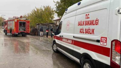 Elazığ'ın Sürsürü Mahallesi'nde, çatı kısmında yemek pişiren bina sakinlerinin ateşinin
