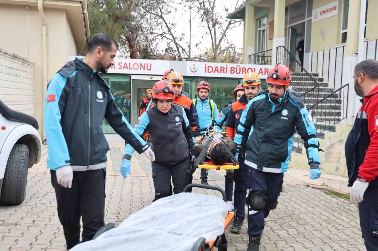 Elazığ’da Deprem ve Yangın Tatbikatı Gerçekleştirildi, Ekipler Başarıyla Müdahale Etti Elazığ'da, Bingöl merkezli 6.8 büyüklüğündeki bir deprem ve yangın senaryosuyla