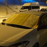 Elazığ’da gece hava sıcaklıklarının düşmesiyle vatandaşlar araç camlarını korumaya çalıştı.