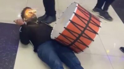 Elazığ'da bir düğünde davul çalan Salih Yıldız, LED gözlükleri ve