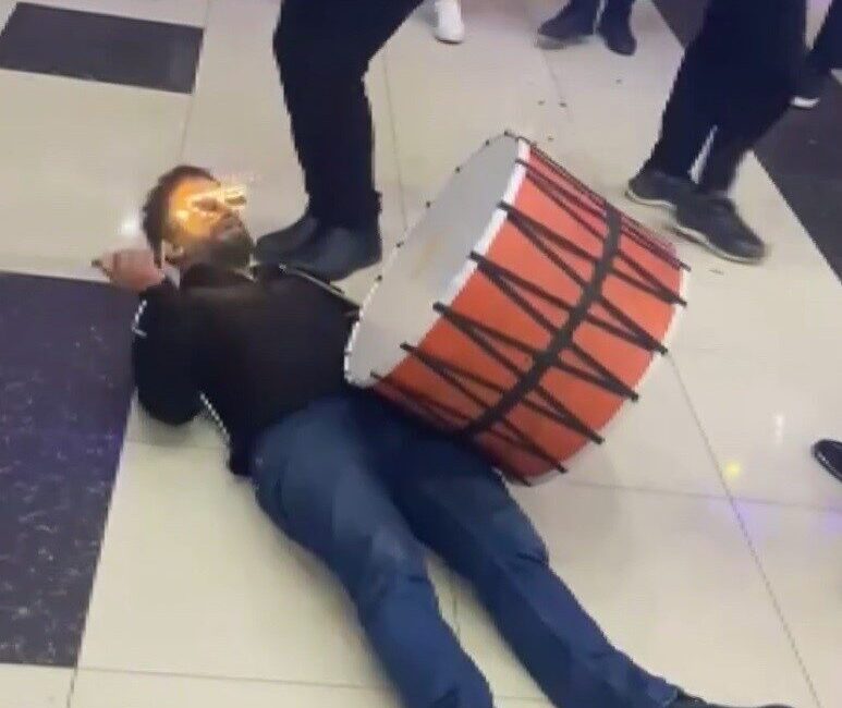 Elazığ’da Düğün Heyecanına Eğlenceli Davul Performansı Damga Vurdu Elazığ'da bir düğünde davul çalan Salih Yıldız, LED gözlükleri ve