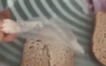 Elazığ'ın Ulukent Mahallesi'nde bir vatandaş, marketten aldığı ekmeğin içinden poşet