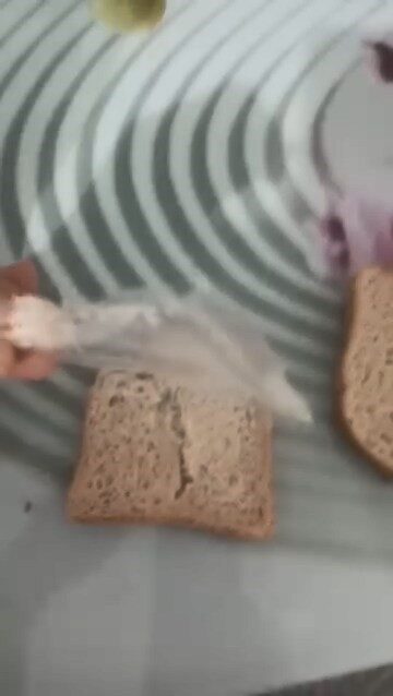 Elazığ'ın Ulukent Mahallesi'nde bir vatandaş, marketten aldığı ekmeğin içinden poşet