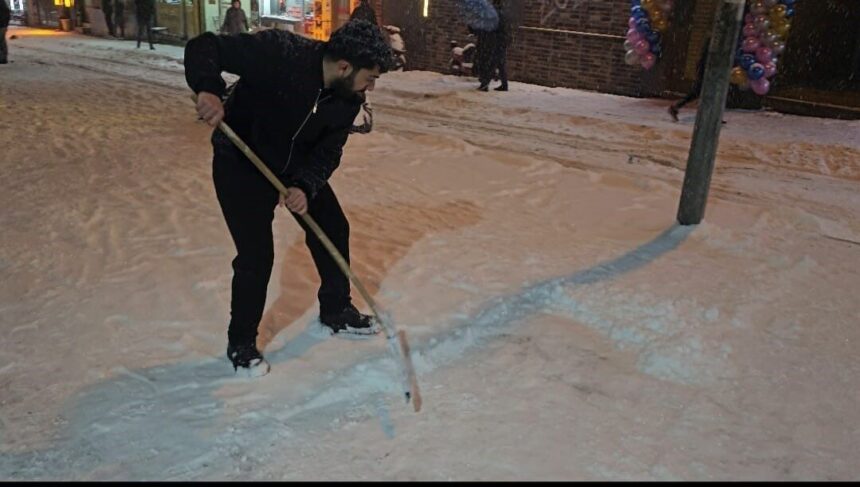 Elazığ’da kar yağışının ardından esnaflar iş yerlerinin önündeki karları temizlemeye başladı.