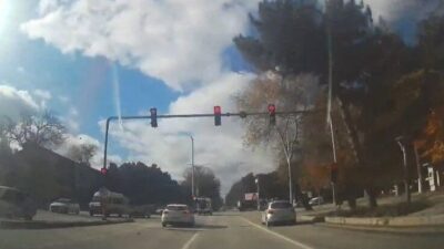 Elazığ'da Zübeyde Hanım Caddesi'nde bir otomobil, hatalı şerit değiştiren motosiklete