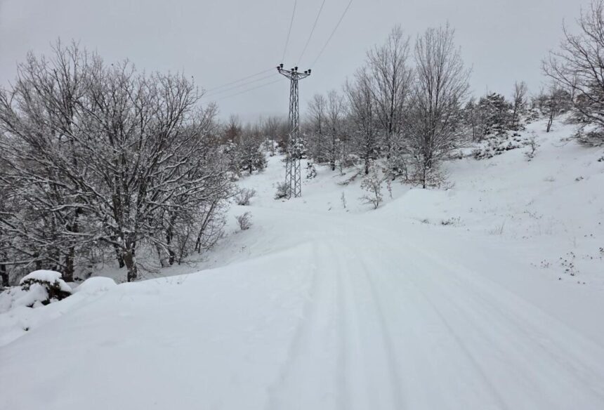 Elazığ’da kar yağışı sonrası 311 köy yolu kapandı, ekipler çalışmalara devam ediyor.