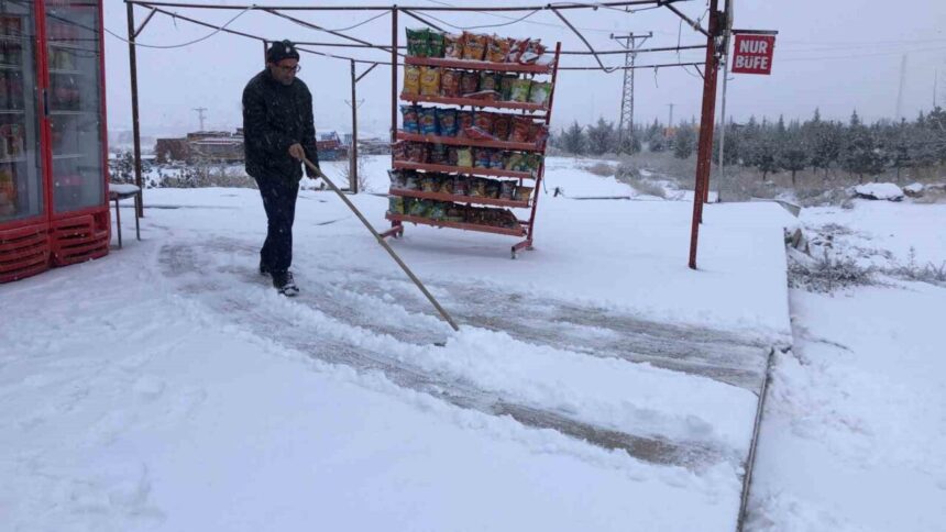 Meteorolojinin uyardığı Elazığ’da etkili kar yağışı yaşandı, bazı araçlar yolda kaldı.