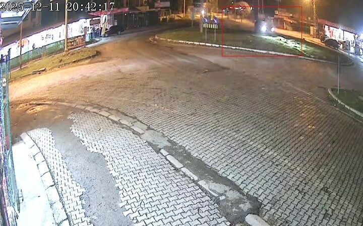 Elazığ'da B.S.A. yönetimindeki otomobil, dikkat dağılması sonucu kavşaktaki refüje çarptı.