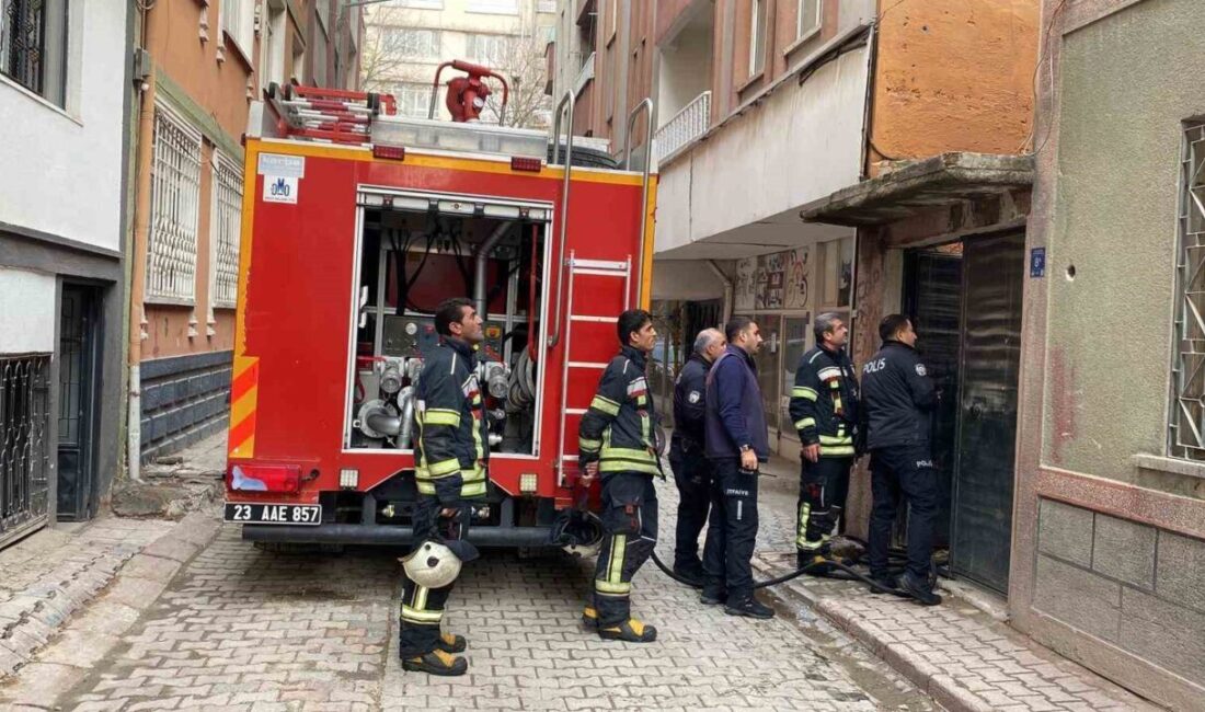 Elazığ’da Metruk Bina Üzerindeki Yangın Tekrar Kontrol Altına Alındı Elazığ'da İzzetpaşa Mahallesi'nde bulunan metruk bir binada çıkan yangın, itfaiye