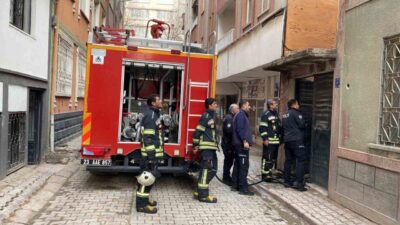 Elazığ'da İzzetpaşa Mahallesi'nde bulunan metruk bir binada çıkan yangın, itfaiye