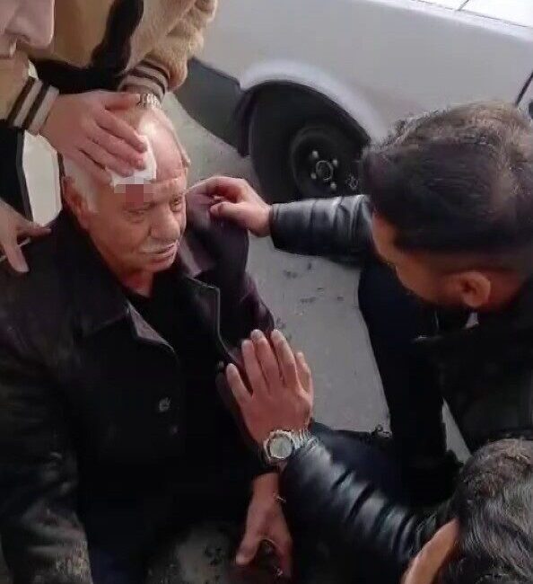 Elazığ’da yaşlı adama otomobil çarptı, yaralı hastaneye kaldırıldı. Elazığ Gazi Caddesi'nde yolun karşısına geçmeye çalışan yaşlı bir adam,
