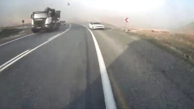 Elazığ-Alacakaya yolunda bir otomobilin hatalı sollama girişimi, kazayı son anda