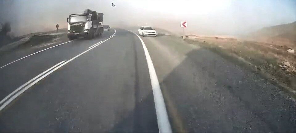 Elazığ-Alacakaya yolunda bir otomobilin hatalı sollama girişimi, kazayı son anda