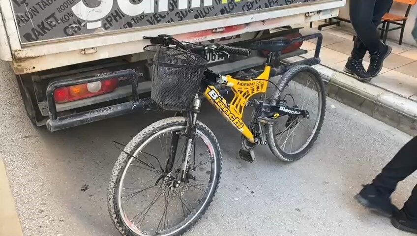 Elazığ'da bisiklet sürücüsü, dengesini kaybederek pikaba çarptı ve yaralandı. Olay,