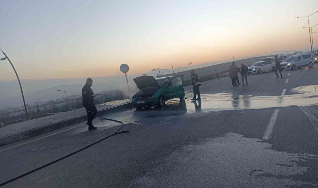 Elazığ’da Yolda Alev Alev Yanan Araç, İtfaiye Ekipleri Tarafından Kontrol Altına Alındı Elazığ'da Osman Erbaş Bulvarı'nda seyir halindeki bir araç bilinmeyen bir