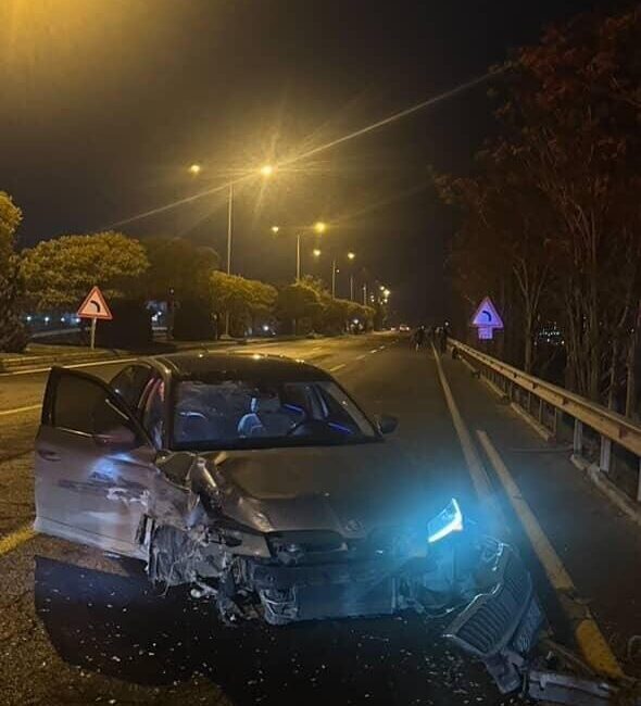 Elazığ’da Direksiyon Hakimiyetini Kaybeden Araç Bariyerlere Çarptı, 1 Kişi Yaralandı Elazığ'da sürücüsünün kontrolünü kaybettiği bir otomobil, karşı şeride geçerek bariyerlere