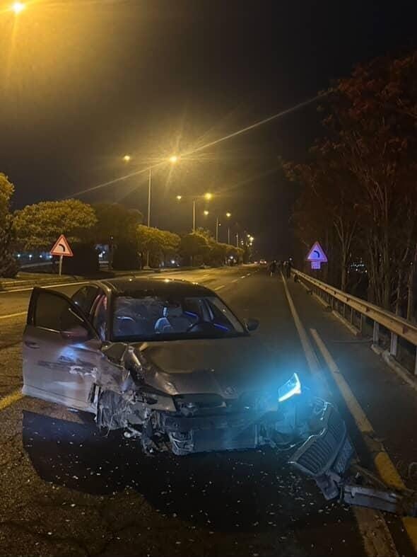 Elazığ’da Direksiyon Hakimiyetini Kaybeden Araç Bariyerlere Çarptı, 1 Kişi Yaralandı