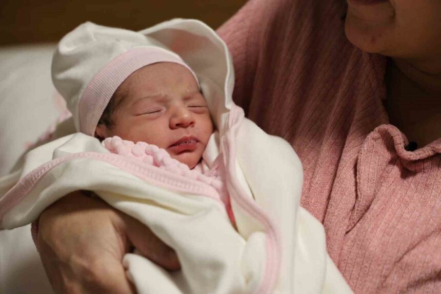 Elazığ’da yeni yılın ilk dakikalarında 4 bebek dünyaya geldi.