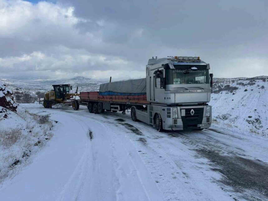 Elazığ’da kar yağışı nedeniyle Maden ilçesinde yolda kalan araçlar, ekipler tarafından kurtarıldı.