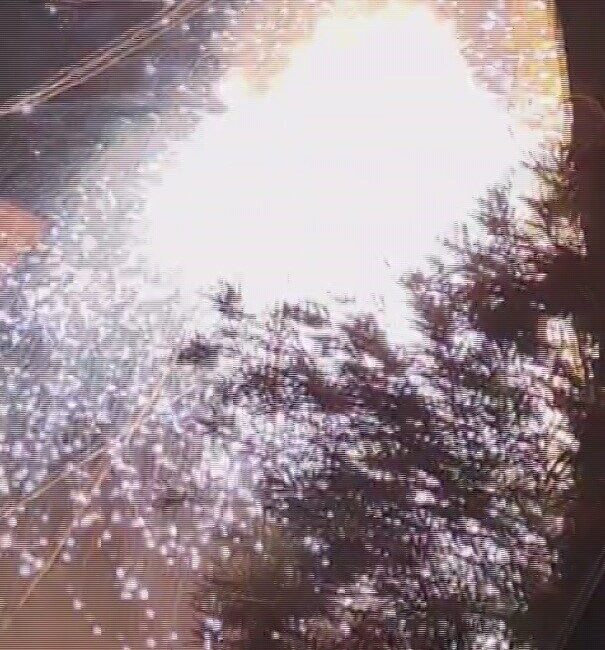 Hatay’da Elektrik Kablolarının Patlaması, Gecenin Aydınlanmasına Neden Oldu Hatay'ın Antakya ilçesinde elektrik kablolarının patlaması gecenin aydınlanmasına neden oldu.