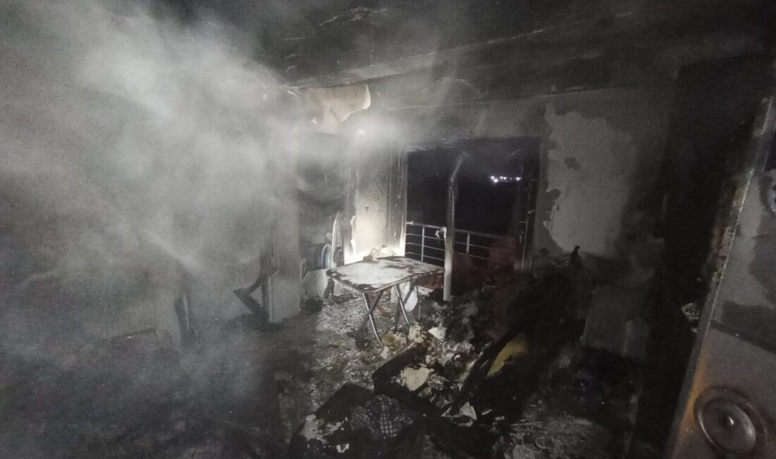 Hatay’da Elektrik Kontağından Kaynaklanan Yangında Bir Ev Kullanılamaz Hale Geldi Hatay'ın Arsuz ilçesinde, Karağaç Şarkonak Mahallesi'ndeki 3 katlı bir apartmanın