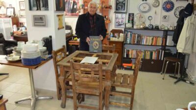 Bolu'da yaşayan emekli öğretmen Yılmaz Özarslan, çocukluğundan beri biriktirdiği tarihi