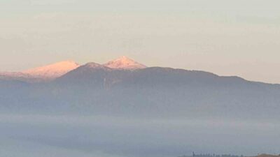 Kütahya'nın Emet ilçesindeki Eğrigöz Dağı, ilk kar yağışıyla birlikte kartpostallık