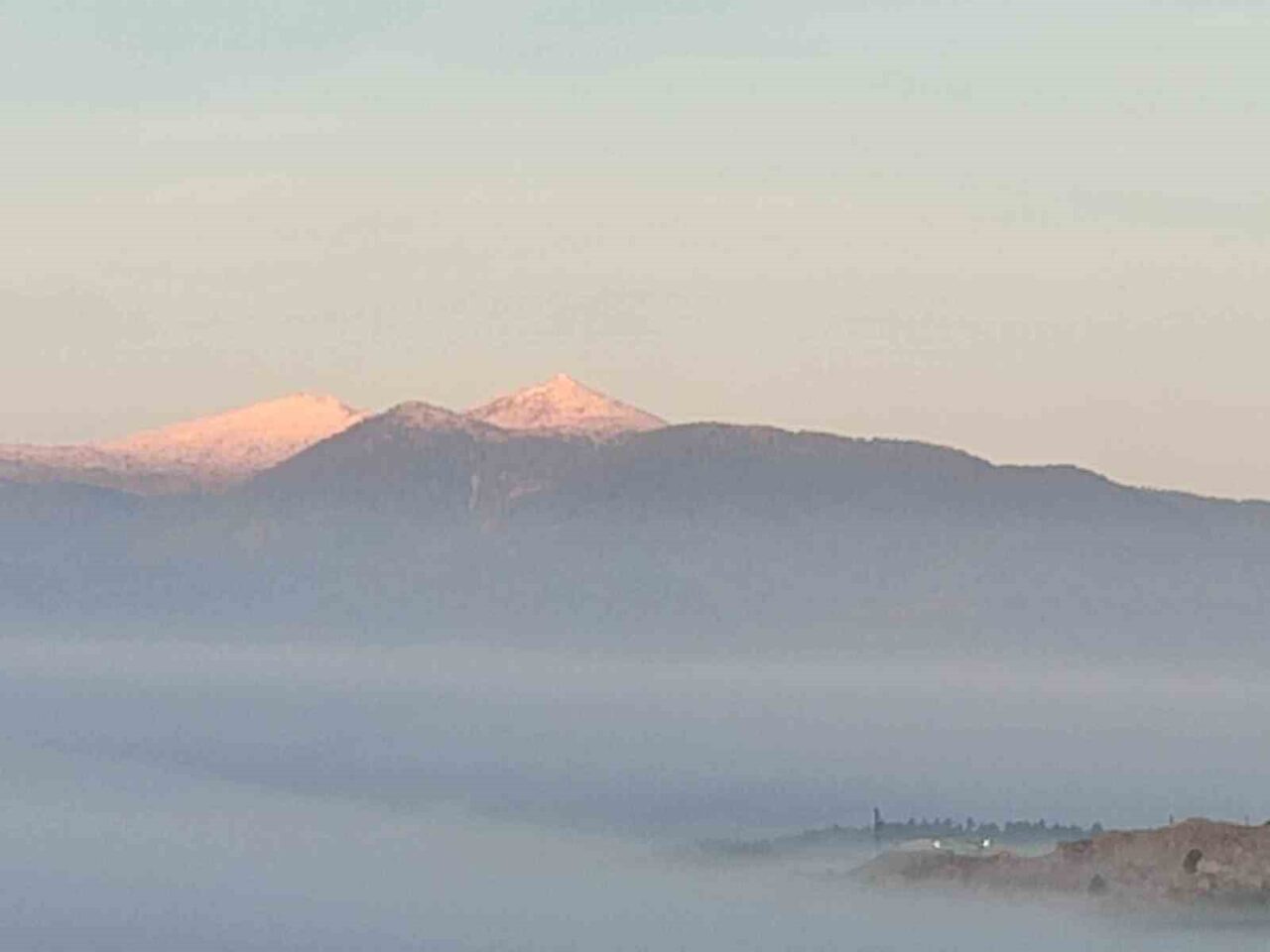 Kütahya'nın Emet ilçesindeki Eğrigöz Dağı, ilk kar yağışıyla birlikte kartpostallık