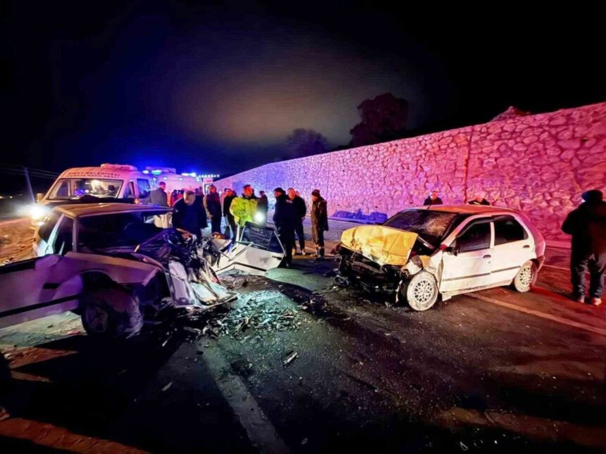 Kütahya’nın Emet ilçesinde iki aracın çarpıştığı kazada biri bebek 4 kişi yaralandı.