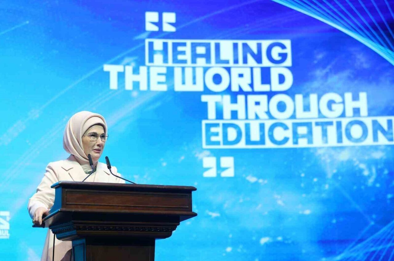 Emine Erdoğan, İstanbul Eğitim Zirvesi'nde yapay zekanın savaş suçlarına dönüştüğünü