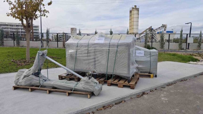 Emine Erdoğan, KKTC Cumhurbaşkanı Erhürman’ın eşine kompost makinesi hediye etti.