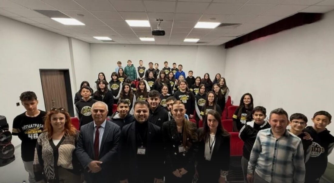 Emirdağ’da Bilim Semineri: Erasmus+ Projesi Kapsamında Öğrencilere Uygulamalı Eğitim Verildi Emirdağ'daki Mithatpaşa Ortaokulu, 'Erasmus+ HORIZON-HEALTHCARE' projesi kapsamında akademisyenleri ağırladı. Dr.