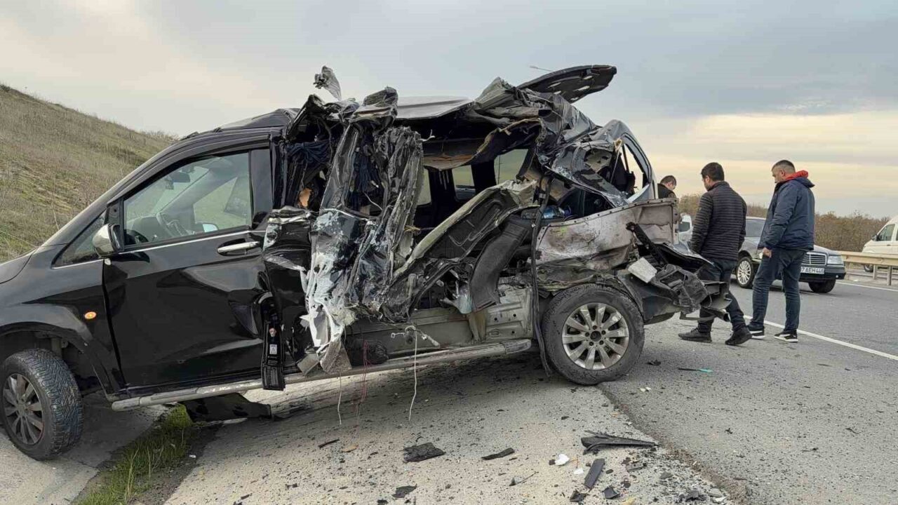 İstanbul Arnavutköy'de havalimanı yolunda duraklayan VIP taşımacılık minibüsüne arkadan çarpan