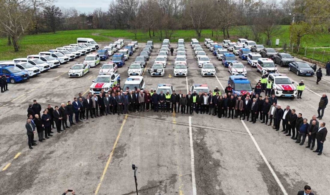 Edirne'de düzenlenen araç tahsis töreninde Emniyet Müdürü Muhittin Ayhan, 90'lı