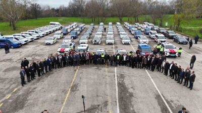 Edirne'de düzenlenen araç tahsis töreninde Emniyet Müdürü Muhittin Ayhan, 90'lı