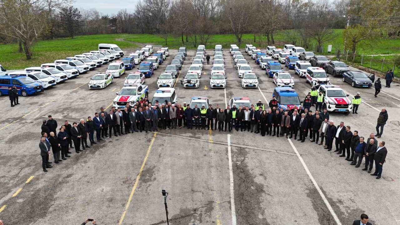 Edirne'de düzenlenen araç tahsis töreninde Emniyet Müdürü Muhittin Ayhan, 90'lı