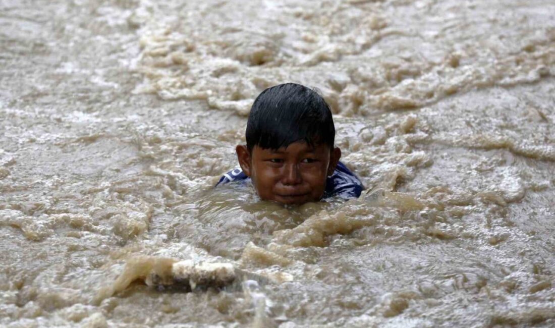 Endonezya'nın Sumatra Adası'ndaki şiddetli yağışlar sonucunda meydana gelen sel ve