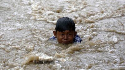 Endonezya'nın Sumatra Adası'ndaki şiddetli yağışlar sonucunda meydana gelen sel ve