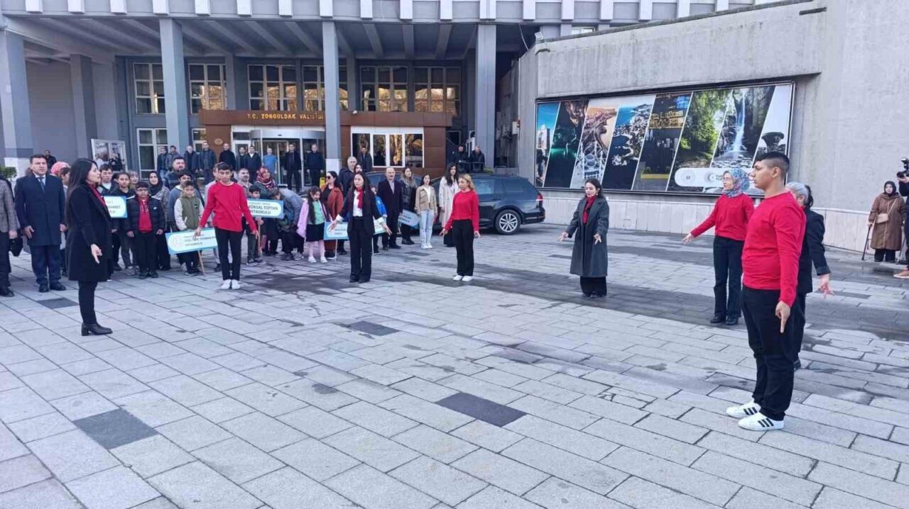 Zonguldak’ta 3 Aralık Dünya Engelliler Günü, Valilik önünde düzenlenen törenle