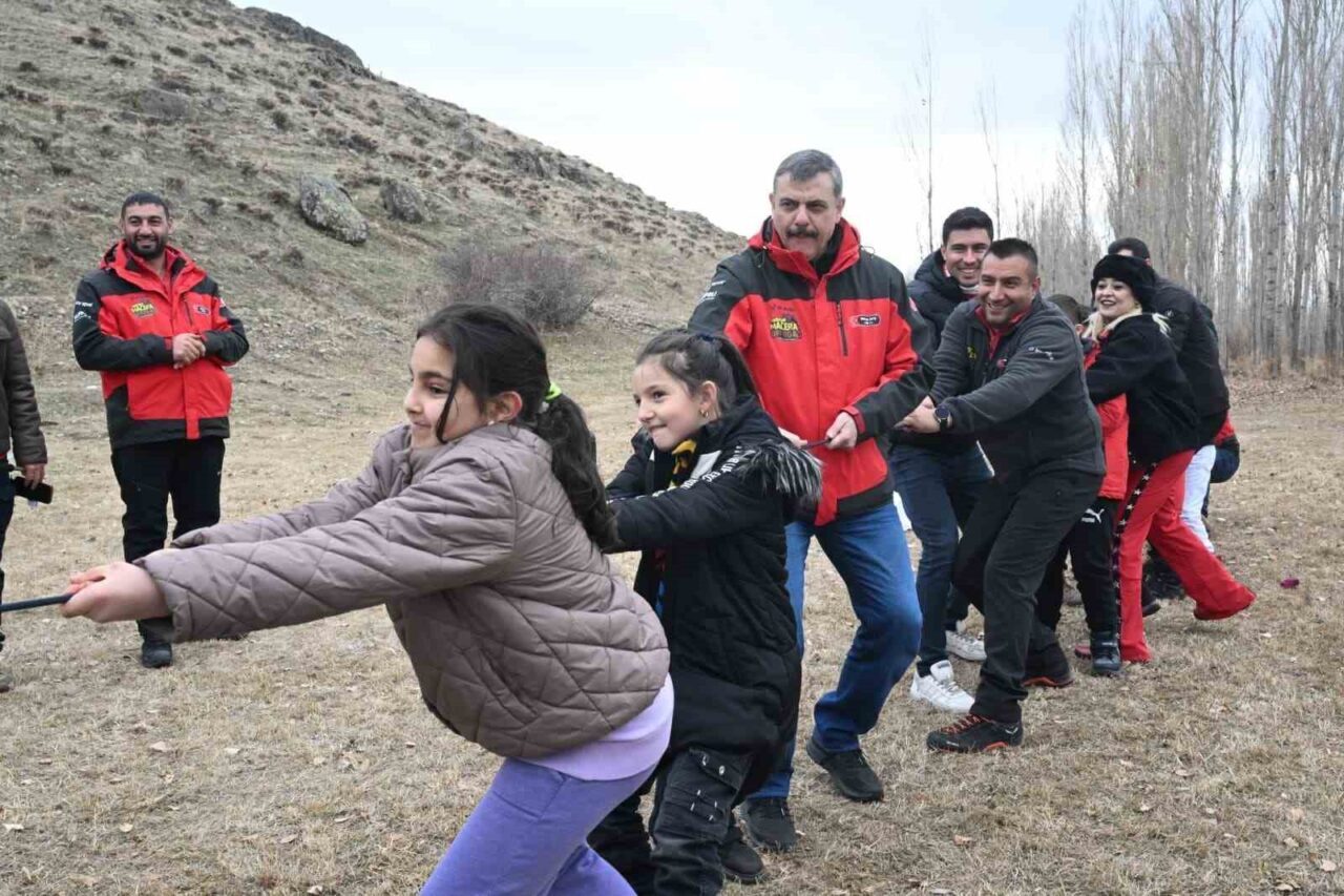 Erzurum'da Vali Mustafa Çiftçi'nin öncülüğünde düzenlenen "Engelleri Doğa ile Aşıyoruz"