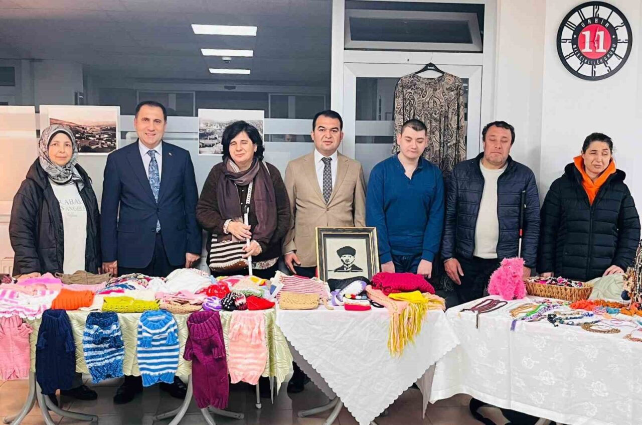 Bilecik’te düzenlenen "Çini Sanatı ile Hayallerimizi Betimliyoruz" etkinliği, engelli bireylerin