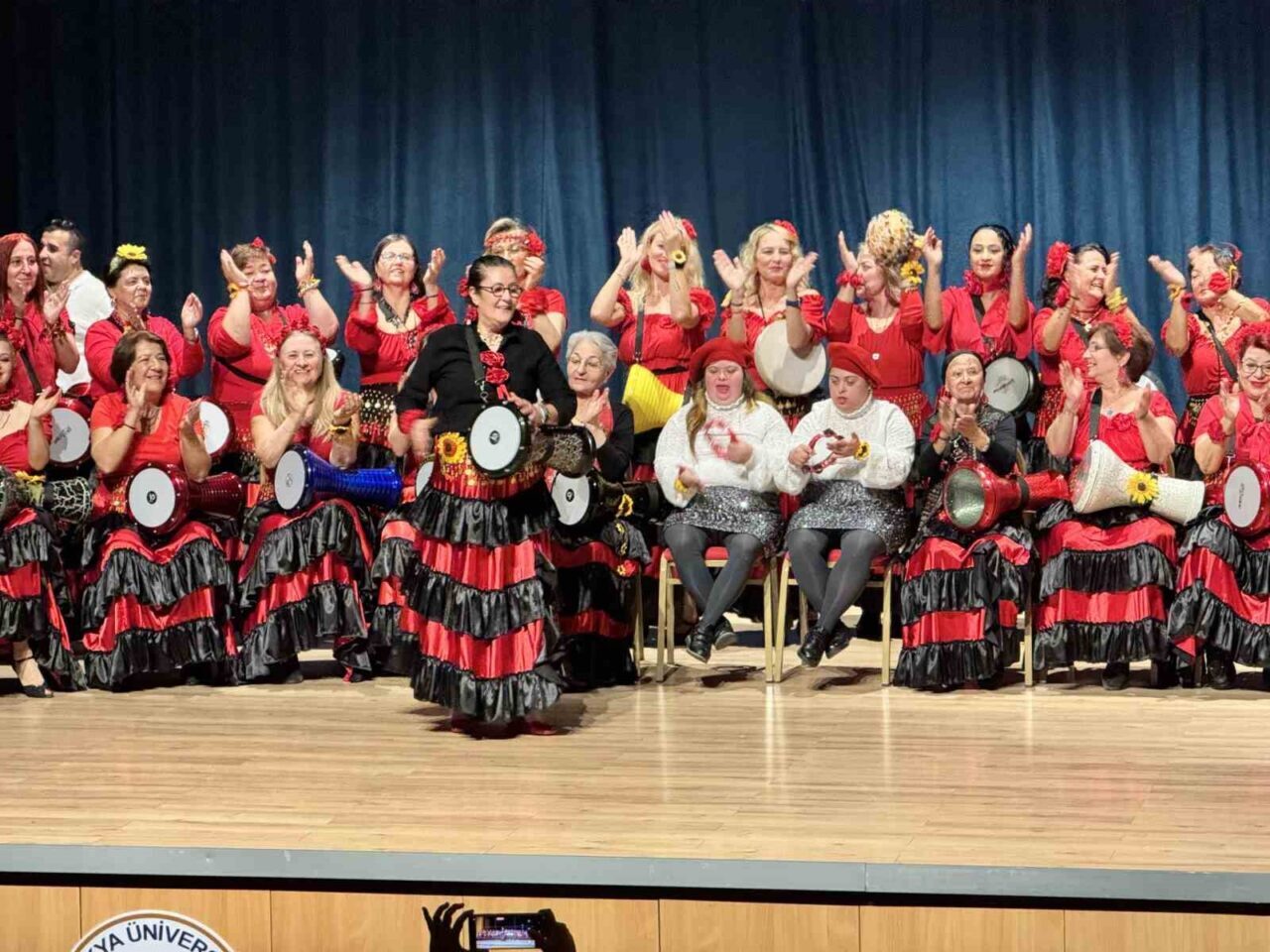 Edirne’de Engelli Bireyler İçin Düzenlenen Konserde Kadın Darbuka Grubu İzleyicileri Coşturdu
