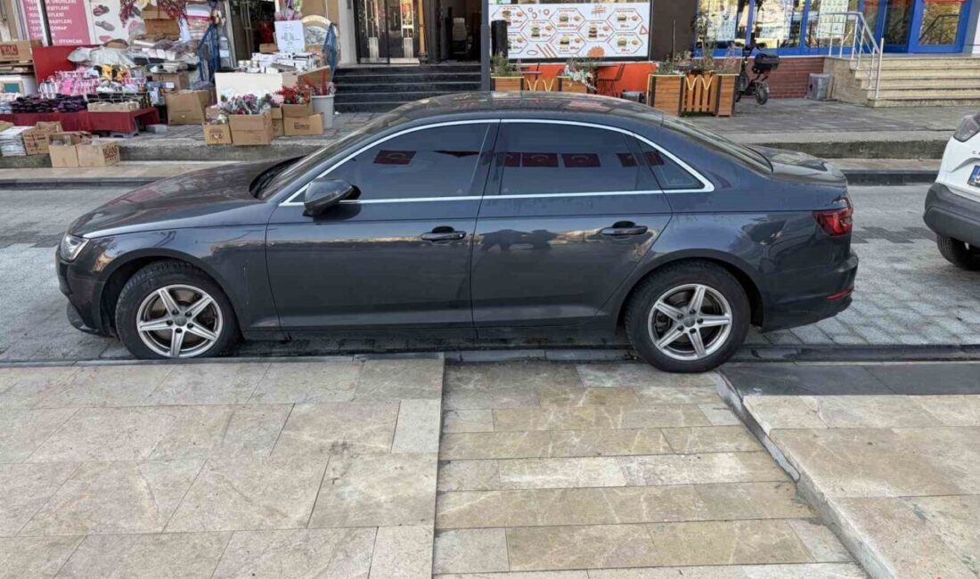 Kapaklı’da Engelli Rampasına Araç Park Eden Başkan Yardımcısına Ceza Kesildi Kapaklı Belediye Başkan Yardımcısı Nuray Günürün'ün, engelli rampasına park ettiği