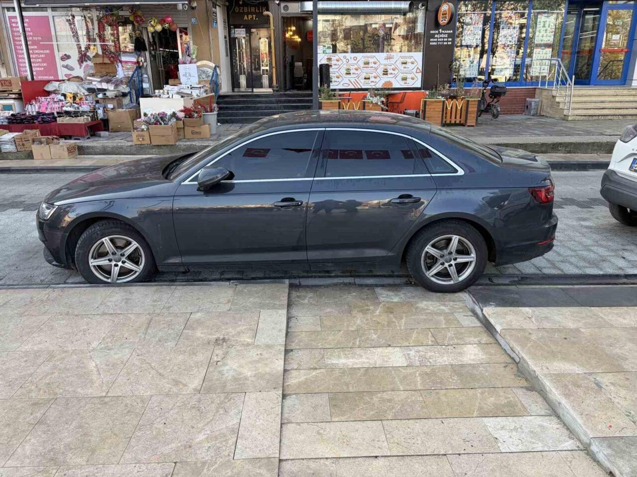 Kapaklı Belediye Başkan Yardımcısı Nuray Günürün'ün, engelli rampasına park ettiği