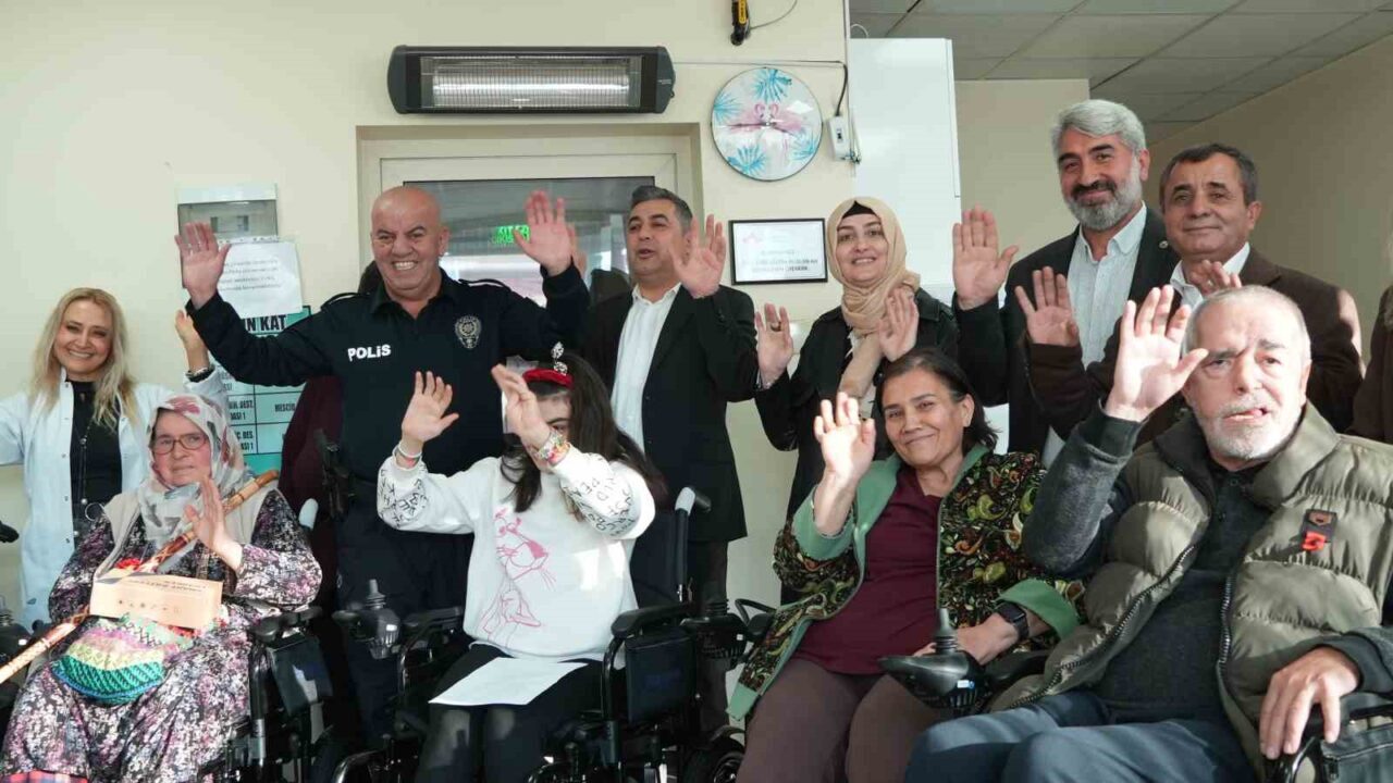 Ankara'da polis memuru Mustafa Şahin, Umuda Yürüyenler Derneği ile birlikte