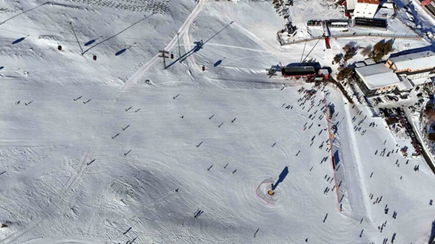 Erciyes Kayak Merkezi, yılbaşı dolayısıyla tam kapasiteyle misafirlerini ağırlıyor.
