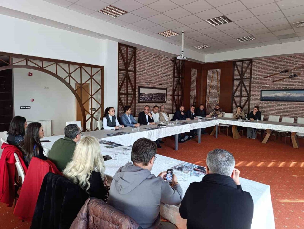 Kayseri Büyükşehir Belediyesi Erciyes A.Ş., Erciyes Kayak Merkezi'ndeki otel yöneticileriyle